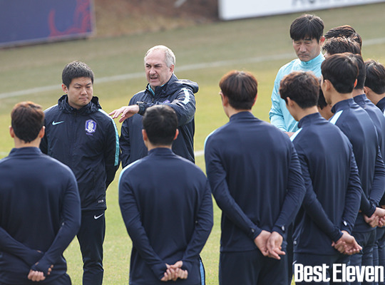 오늘자 굳은 표정으로 회복 훈련하는 축구대표팀 | 인스티즈
