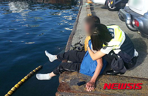 자식 잃고 자살 기도 60대 끌어안은 채 위로하는 신입 여경 '뭉클' | 인스티즈