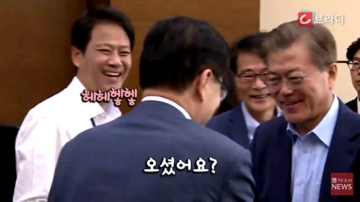 항상 행복한 해피바이러스 임종석 비서실장.jpgif (데이터주의) | 인스티즈