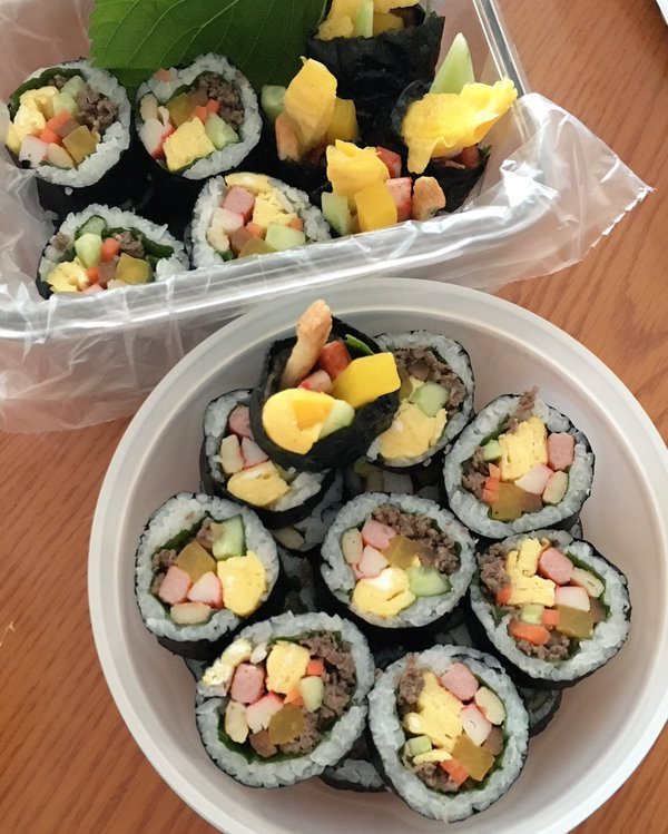 정말 끊임없이 들어가는 김밥.jpg | 인스티즈