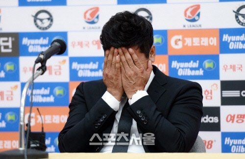 감독 인터뷰 도중 눈물 흘리는 김도훈 감독.jpg | 인스티즈