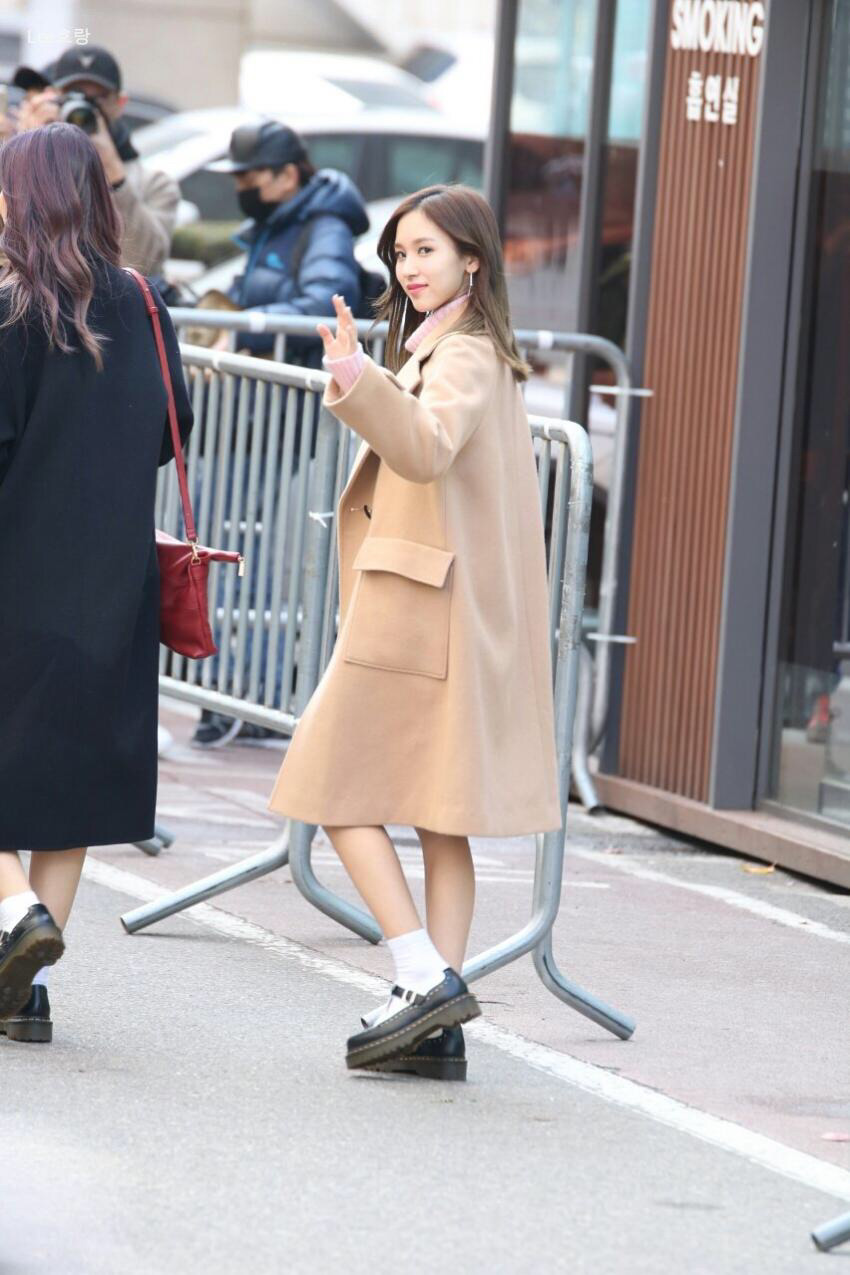 모모링히잉...가기싫어라고 말하는듯한 161111 김포공항 +미나 | 인스티즈