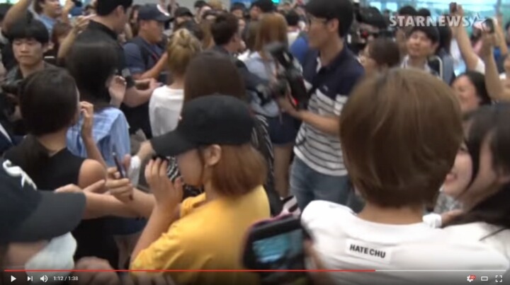 [트와이스] 넘어지고 밀리는와중에도 웃고있는 나연 | 인스티즈