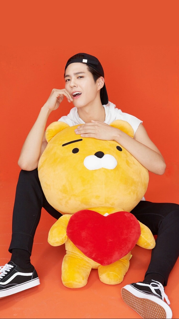 자기가 찍은 광고 사진 가져가는 박보검.gif | 인스티즈