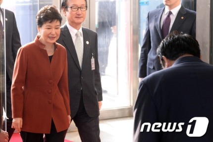 오늘자 국회 방문한 박근혜 | 인스티즈