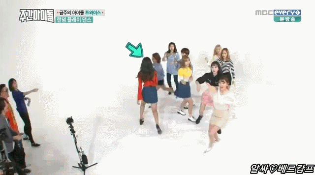 [주간아이돌] 랜덤 플레이 댄스 실패한 트와이스.jpgif | 인스티즈