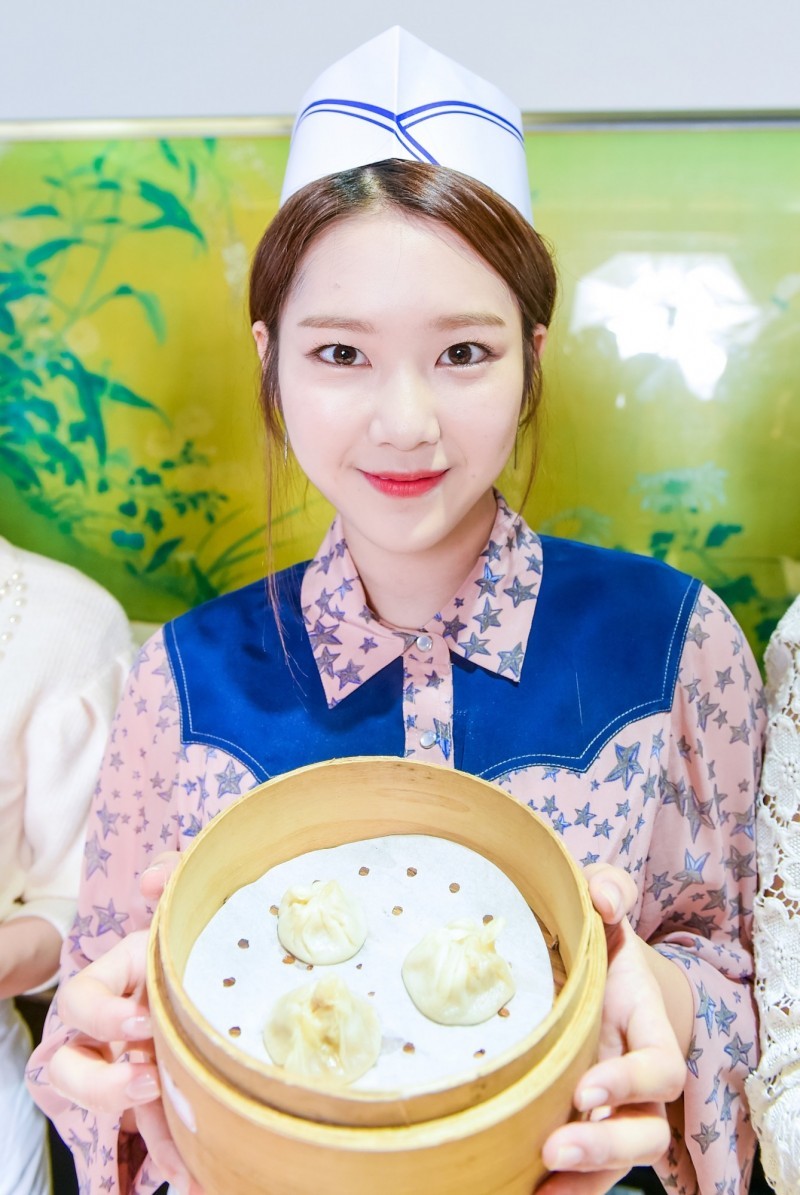 오마이걸 대만에서 만두 만들면서 찍은 사진들.JPG | 인스티즈