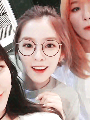 안경 쓴 아이린.gif | 인스티즈