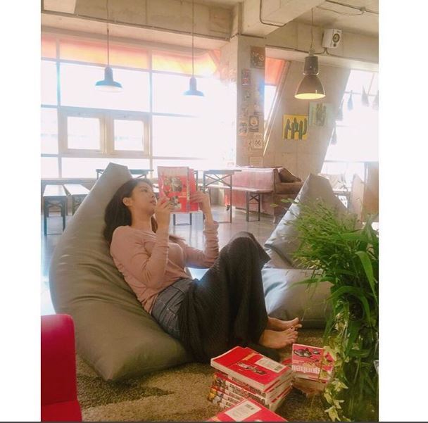 드래곤볼 보는 여배우 | 인스티즈