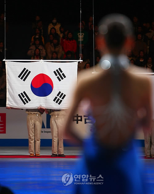태극기가 잘 어울리는 여자 | 인스티즈