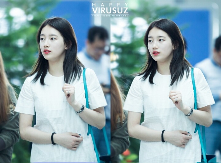 공항에서 만난 어머님이 사진 찍자니까 포즈 취하는 수지 | 인스티즈