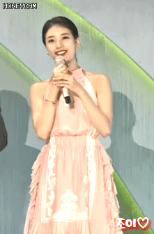 백상예술대상 2부 시작하면서 옷을 갈아입고 온 수지 현황.gif | 인스티즈