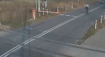 철로 차단기를 무시한 대가.gif | 인스티즈
