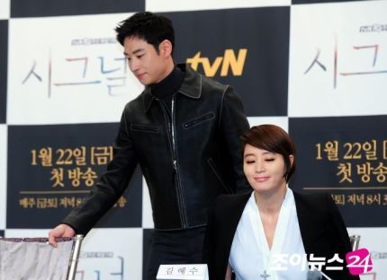 [시그널] 실제로 금이야 옥이야 여왕님 모시듯 김혜수를 대하는 이제훈 | 인스티즈