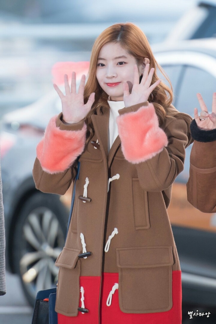 [트와이스] 떡볶이 코트 입고 출국하는 다현이 | 인스티즈