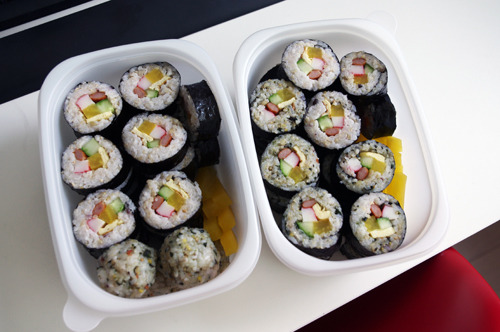 정말 끊임없이 들어가는 김밥.jpg | 인스티즈