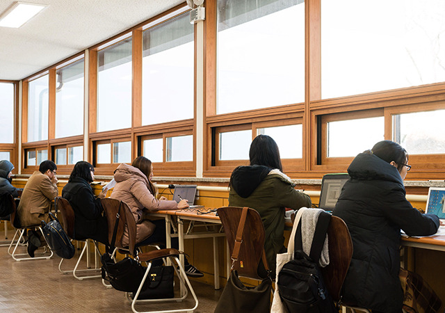 열심히 도서관에서 노트북(태블릿)공부하던 와중 잠깐 나갈 일이 생겼다 | 인스티즈