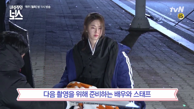 [내성적인보스] 맨발로 거리 활보하는 박혜수 촬영 비하인드 (feat.영하 10도 ㄷㄷ..) | 인스티즈