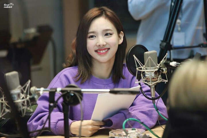 나를 쳐다보는 나연이 | 인스티즈