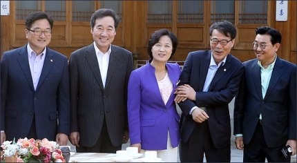 추미애 대표의 팔짱에 급 당황한 장하성ㅋㅋㅋ | 인스티즈