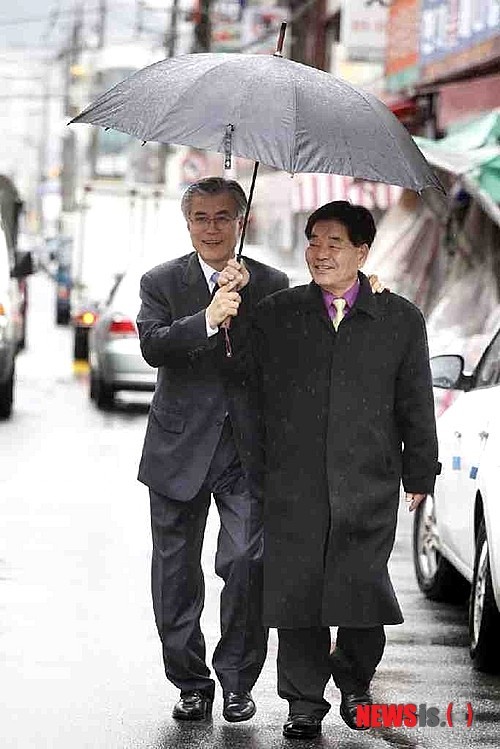 우산쓰는 박근혜 오바마 문재인 김정은 .jpg | 인스티즈