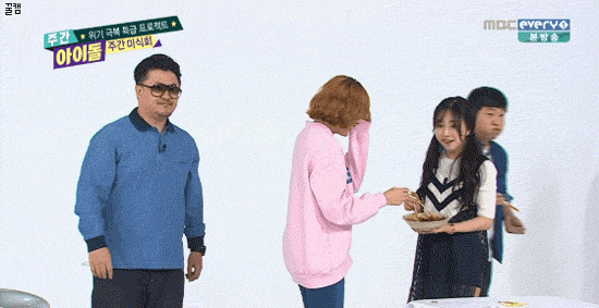 형돈이와 대준이에게 짜장면 뻇긴 민아.GIF | 인스티즈