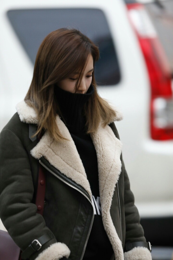 [트와이스] 목폴라와 무스탕을 입은 미나 | 인스티즈
