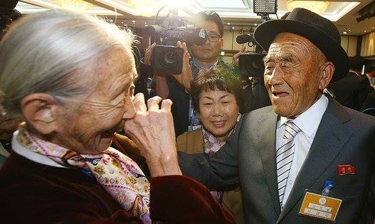 이산가족 상봉으로 65년만에 만난 수줍어하시는 할머니.jpg | 인스티즈