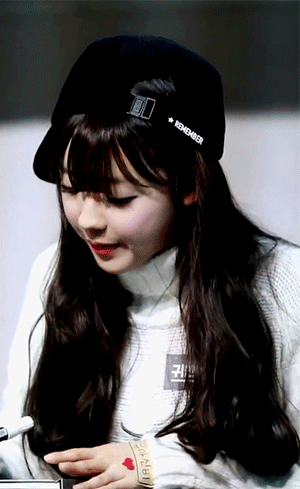모자가 너무 큰 오마이걸 유아.gif | 인스티즈