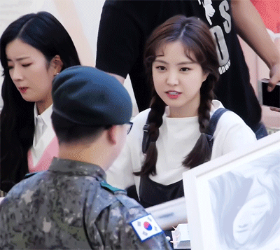 군인한테 경례하는 손나은.GIF | 인스티즈