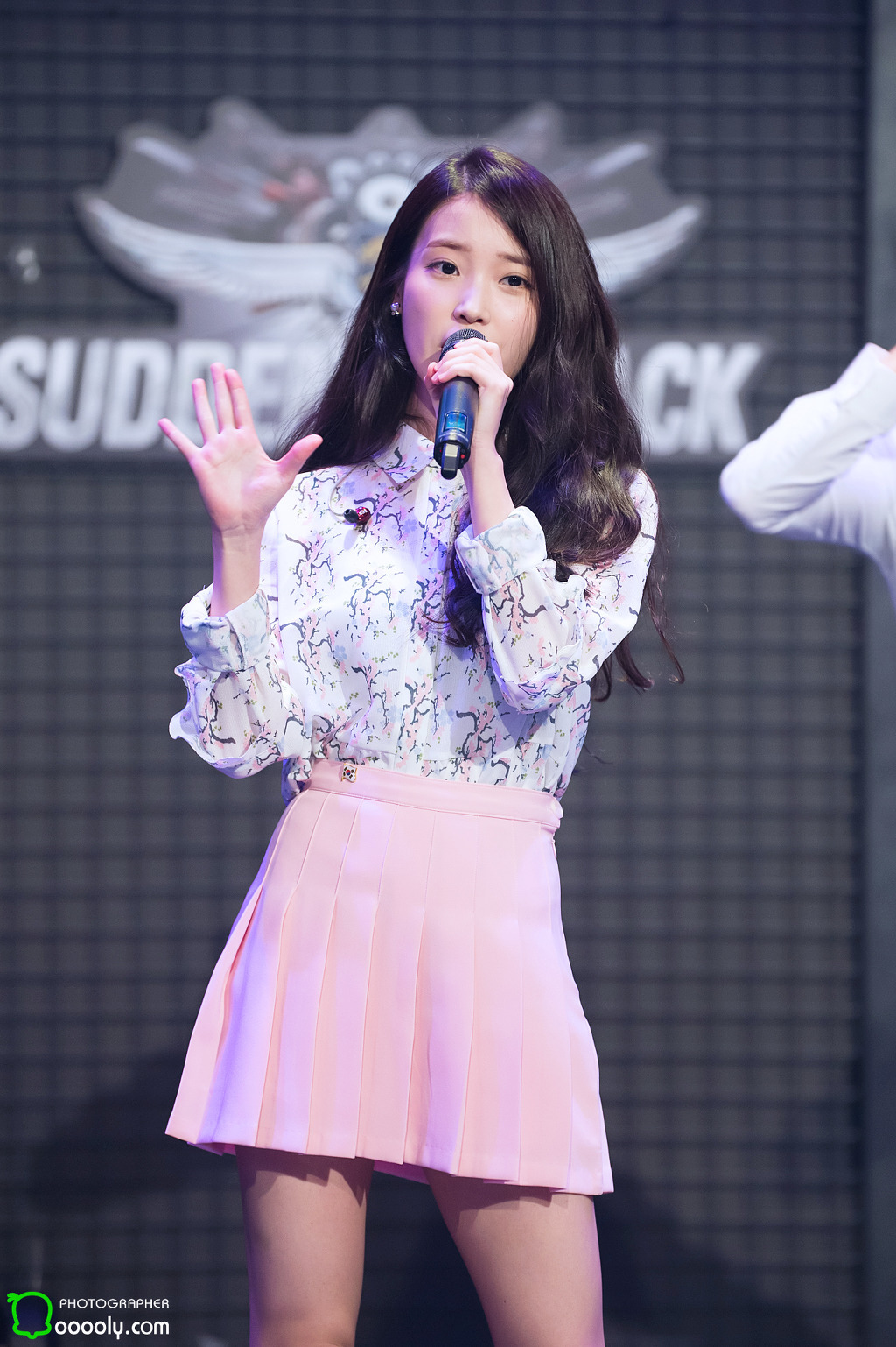 [16.03.01] 서든어택 챔스리그 결승전 축하공연 아이유 직찍.jpg | 인스티즈