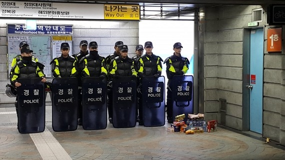 길 막아선 의경에게 간식 전하고 떠나는 시민들 | 인스티즈
