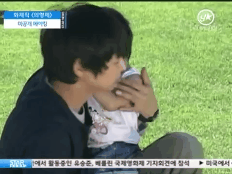 [메이킹짤] 아역배우 보고 예뻐 죽는 남자배우들 | 인스티즈