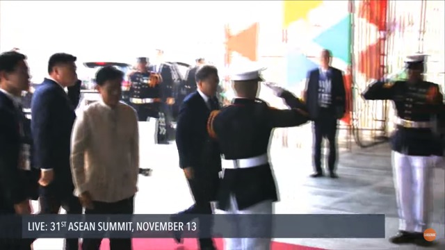 11/13 ASEAN 개막식에 참석한 문재인 대통령.jpg | 인스티즈