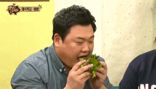 뚜벅초 잡아먹는 잠만보.gif | 인스티즈