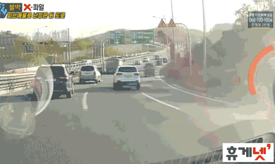 파인애플로 난장판 된 도로.gif | 인스티즈