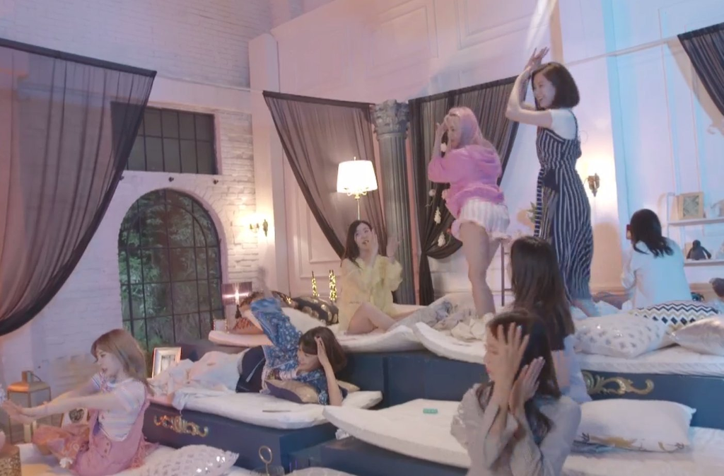 눕방이지만 눕방 같지않은 소녀시대 완전체 눕방 V앱.jpg | 인스티즈
