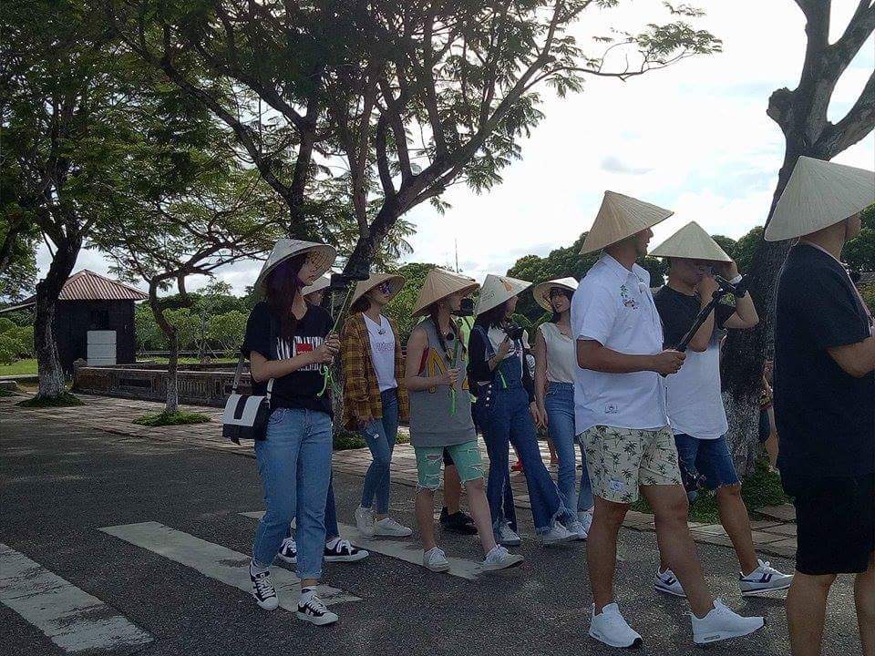 베트남 전통 모자 쓴 트와이스 멤버들.jpg | 인스티즈