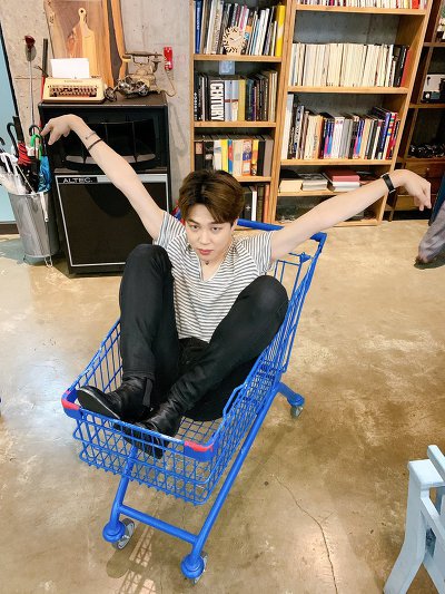 방탄 지민생일을 맞아 멤버들이 올려주는 이쁘고 미안한 사진.jpg | 인스티즈