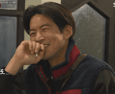 [집사부일체] 카메라 앞에서 옷 처음 갈아입어보는 이상윤.gif | 인스티즈