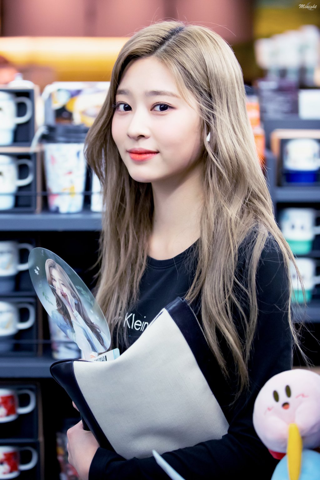 좀이쁜거같은 아이즈원 민주.jpg | 인스티즈