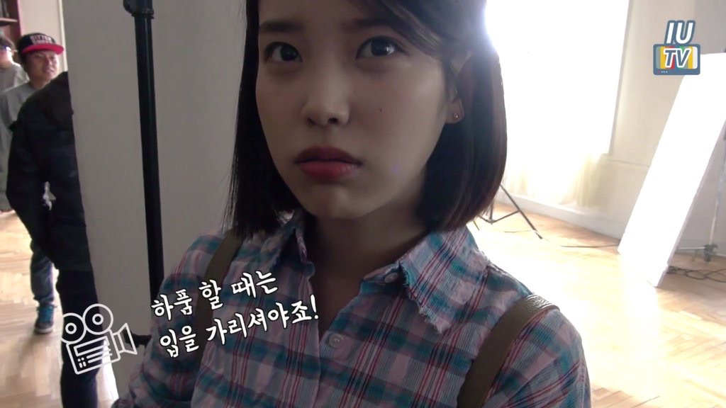 아이유씨 하품할 때는 입을 가리셔야죠!.jpgif | 인스티즈