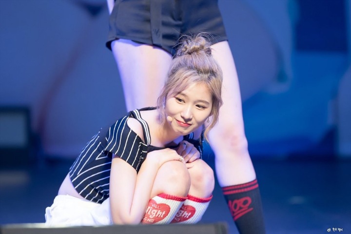 쪼그려앉는게 습관인 트와이스 사나.jpg | 인스티즈