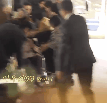 위안부 피해자분들을 만난 문재인 대통령.gif (훈훈주의) | 인스티즈