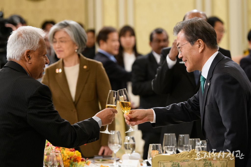 청와대 효자동 사진관) 스리랑카 대통령 국빈 만찬 준비하는 청와대 모습 | 인스티즈