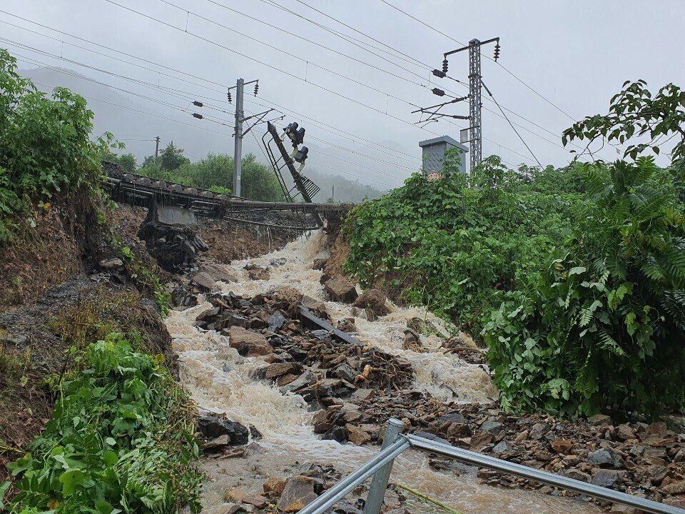 폭우때문에 유실된 철로 사진 ㄷㄷ...jpg | 인스티즈