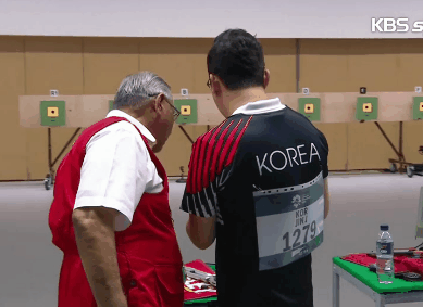 빡쳐서 경기 도중 총을 쏘지 못하는 진종오.gif | 인스티즈