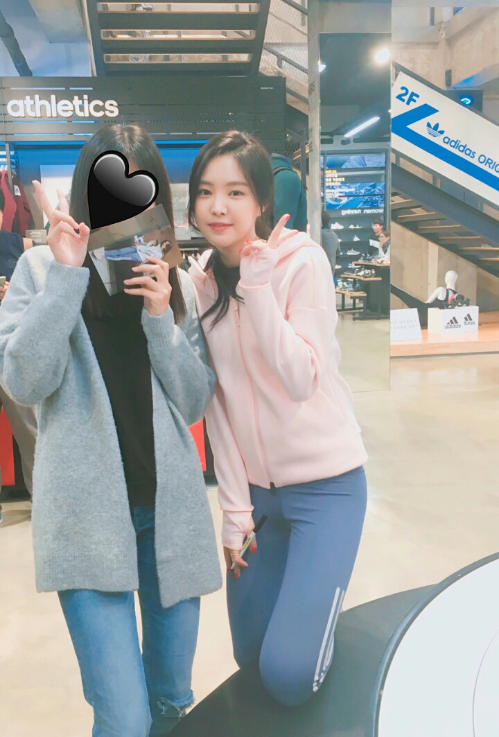 아디다스 매장 방문한 손나은.jpg | 인스티즈