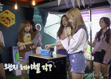V앱 에이프릴 상어 게임 gif | 인스티즈