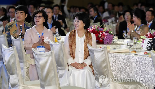 국빈초청으로 인니 가서 동포간담회하는 문재인대통령,김정숙 여사님.jpg | 인스티즈